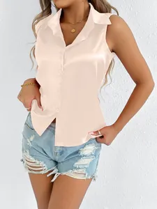 Vista detallada de la textura brillante de esta elegante blusa de satén sin mangas melocotón