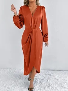 Elegantes satiniertes Midi-Kleid in Burnt Orange mit V-Ausschnitt und Drapierung an der Taille