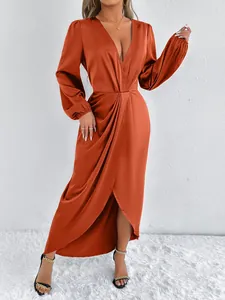 Elegantes satiniertes Maxikleid in dunklem Orange mit tiefem V-Ausschnitt.