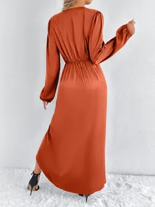 Detailansicht der Rückseite eines eleganten rostorangen Satin-Maxikleids für Damen