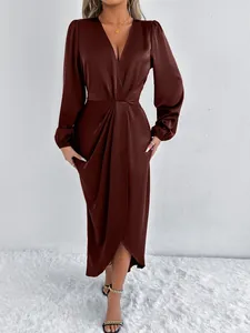 Elegantes schokobraunes Satin-Wickelkleid mit tiefem V-Ausschnitt und langen Ärmeln