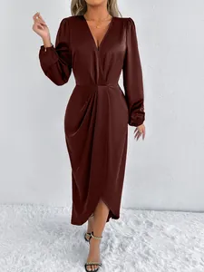 Elegantes schokobraunes Satin-Midikleid mit langen Ärmeln und V-Ausschnitt für Damen