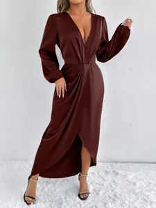 Elegantes schokobraunes Satin-Maxikleid mit tiefem V-Ausschnitt und Laternenärmeln