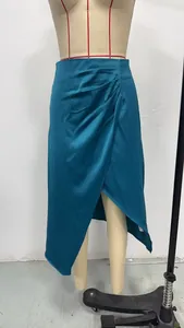 Κομψή σατέν midi φούστα σε teal χρώμα με υψηλό σκίσιμο και ντραπέ κρουαζέ σχέδιο