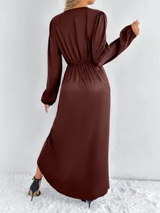 Elegantes schokoladenbraunes Satin-Maxikleid mit langen Ärmeln in der Rückansicht