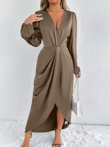 Detail eines eleganten taupebraunen Satin-Maxikleids mit tiefem V-Ausschnitt