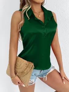 Elegante blusa de satén verde oscuro sin mangas con textura de seda y botonadura