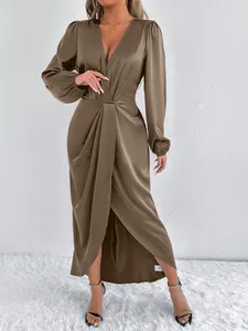 Elegantes braunes Wickelkleid aus Satin mit langen Laternenärmeln und tiefem V-Ausschnitt