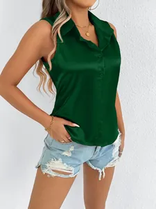 Primer plano detallado de una camisa sin mangas de satén verde esmeralda para mujer