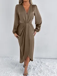 Detailansicht eines eleganten braunen Satin-Wickelkleides mit drapierter Taille und V-Ausschnitt