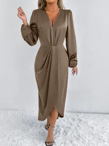Elegantes taupefarbenes Satin-Langarmkleid mit V-Ausschnitt, Taillenfalten und Schlitz