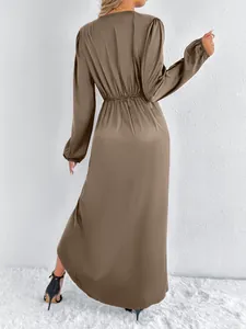 Rückansicht eines eleganten kaffeebraunen Satin-Maxikleids mit langen Laternenärmeln