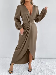 Elegantes mokkabraunes Wickelkleid aus Satin mit V-Ausschnitt und Puffärmeln für Damen