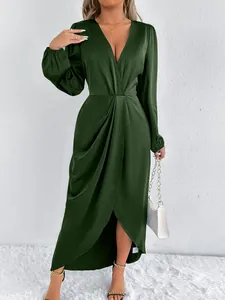 Detailaufnahme eines eleganten olivgrünen Satin-Maxikleids mit V-Ausschnitt und Drapierung