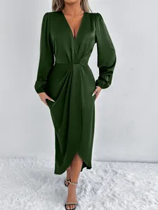 Elegantes dunkelgrünes Satin-Midikleid mit tiefem V-Ausschnitt und langen Laternenärmeln
