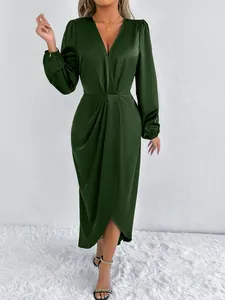 Elegantes dunkelgrünes Satin-Maxikleid mit V-Ausschnitt und langen Ärmeln mit Bündchen.