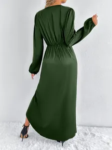 Rückansicht eines eleganten dunkelgrünen Satin-Maxikleids mit langen Ärmeln und Gummizug