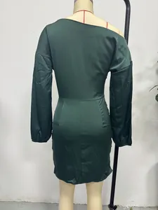 Vista posteriore dettagliata di un abito corto in raso verde scuro a una spalla da donna