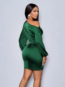 Elegante mini abito in raso verde smeraldo monospalla con maniche lunghe e arricciature.