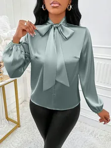 Élégant chemisier en satin vert sauge avec grand nœud et manches bouffantes