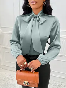 Chemisier élégant en satin vert sauge avec col à nœud papillon et manches longues