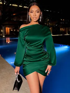 Elegante mini abito in raso verde smeraldo monospalla con maniche lunghe e arricciato
