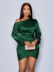 Elegante abito corto in raso verde smeraldo monospalla con maniche lunghe da donna