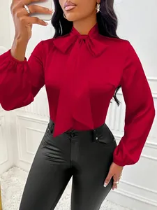 Élégant chemisier en satin rouge avec col à nœud et manches longues pour femmes