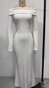 Vista dettagliata di un abito lungo bianco a spalle scoperte su un manichino sartoriale