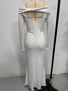 Vista posteriore di elegante abito lungo bianco con spalle scoperte e nodo.