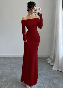 Elegante abito lungo rosso con spalle scoperte e maniche lunghe per eventi formali