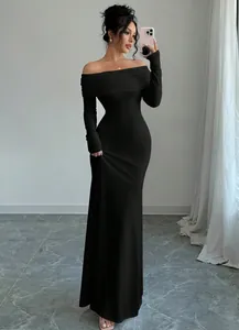Elegante abito lungo nero con spalle scoperte e tessuto elasticizzato in 4 direzioni slim fit