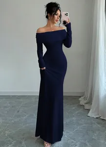 Elegante abito lungo blu scuro con spalle scoperte perfetto per le feste di primavera