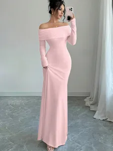 Elegante abito lungo rosa con spalle scoperte e maniche lunghe per eventi primaverili