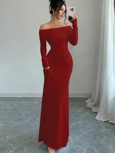 Elegante abito da sera lungo rosso con spalle scoperte e maniche lunghe vestibilità