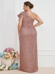 Dettaglio di un elegante abito da sera lungo con paillettes oro rosa e monospalla.