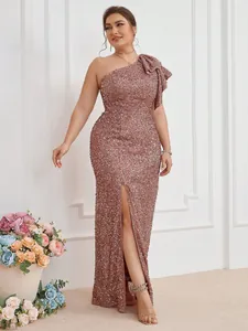 Dettaglio dell'elegante abito da sera monospalla con paillettes oro rosa e spacco