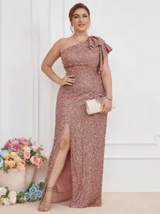Elegante abito da sera in paillettes oro rosa monospalla con spacco alto e dettaglio a balze
