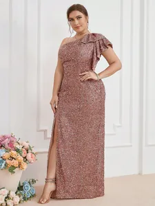 Dettaglio di abito da sera in paillettes rosa cipria monospalla con spacco