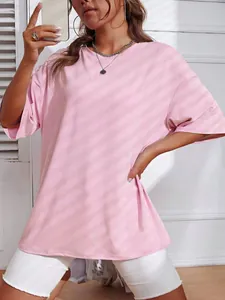 Vue détaillée d'un t-shirt rose clair surdimensionné à col rond pour femme.