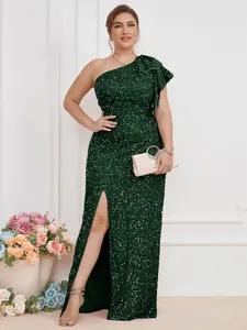 Elegante abito da sera verde smeraldo con paillettes, monospalla e spacco alto per feste.