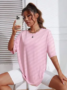 Vue détaillée d'un t-shirt rose ample et décontracté pour femme en selfie