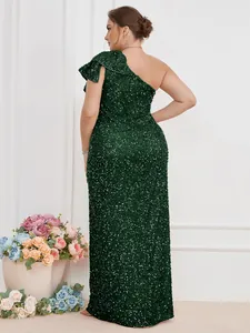 Vista posteriore di un elegante abito da sera lungo con paillettes verde smeraldo monospalla