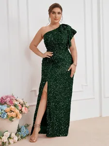 Dettaglio di un elegante abito da sera monospalla con paillettes color verde scuro