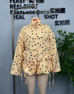 Detailansicht von gelber gepunkteter Kordelzugjacke und Ballon-Shorts-Set für Damen
