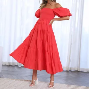 Robe rouge à volants avec manches bouffantes et corsage smocké élégant et moderne.