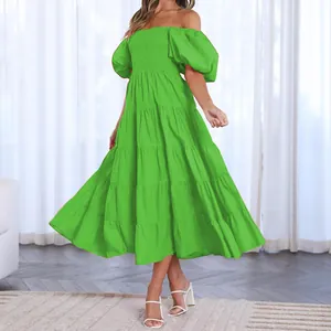 Vue détaillée d'une robe d'été verte à volants avec col Bardot et manches bouffantes