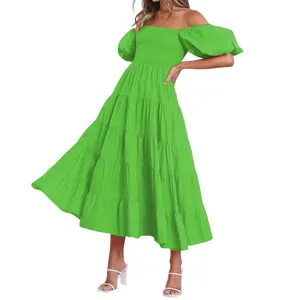 Détail des manches bouffantes et de l'ourlet à volants de cette robe maxi verte à épaules dénudées