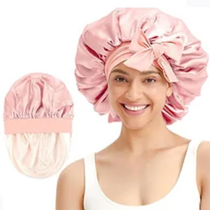 Rosa zweilagige Satin-Schlafmütze mit verstellbarer Schleife an einem weiblichen Modell
