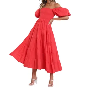 Gros plan d'une robe longue rouge à volants avec épaules dénudées et manches bouffantes